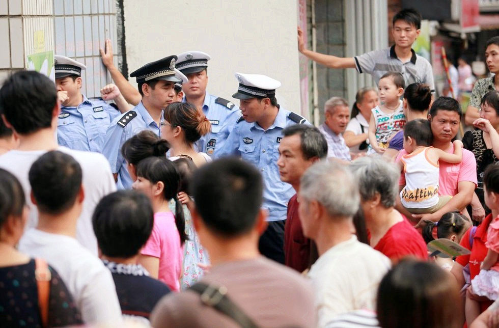 广西幼儿园招生引发“排队大战” 惊动警方